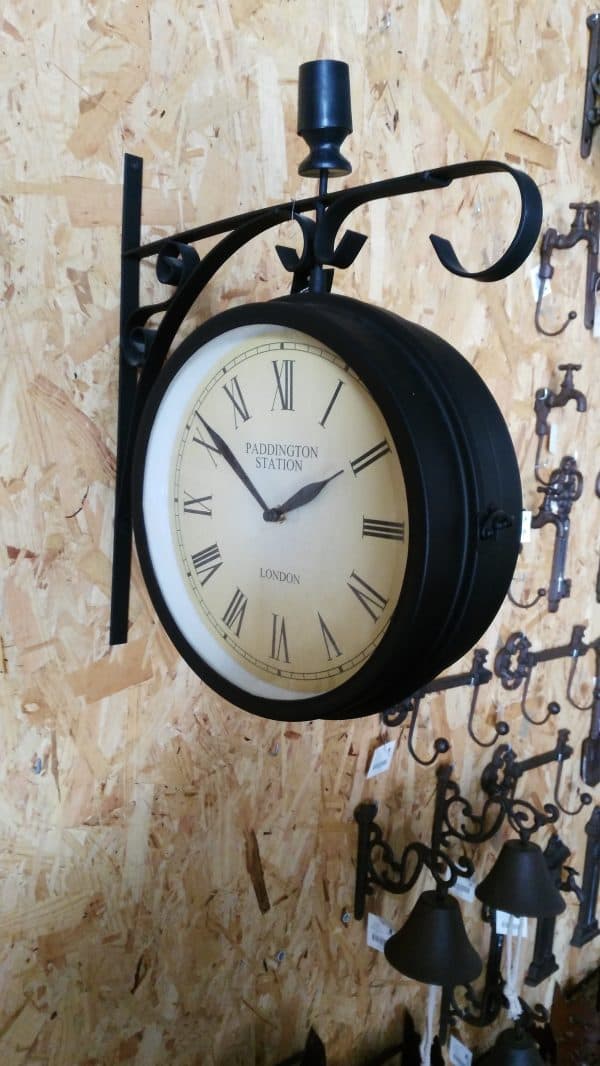 Fantástico reloj de pared en forja que nos permitirá controlar el tiempo al ser un elemento que capta nuestra atención.